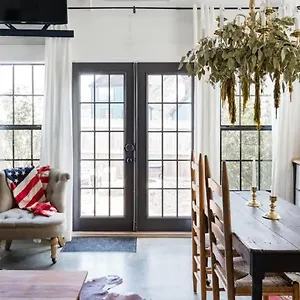  Holiday home Hip, Cozy With A Fire Pit In Cleveland Park